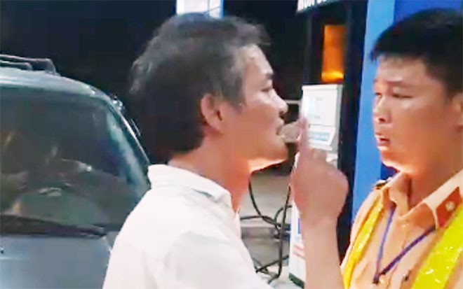 Tài xế xe biển xanh tát CSGT ở Thanh Hoá chỉ là người sửa xe hộ? Sau khi tiểu tiện không đúng nơi quy định và tát 1 chiến sĩ Công an, lực lượng chức năng đã tiến hành đo nồng độ cồn ông Trần Lâm Bình