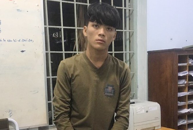 Công an hóa trang Grab bắt kẻ hiếp dâm trẻ dưới 13 tuổi Quốc (tên thường gọi là Hý) là nghi can vụ quan hệ tình dục với bé gái dưới 13 tuổi. Ảnh: Công an cung cấp