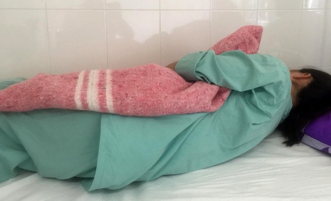 Bác sĩ bị tố gạ tình, hành hung nữ thực tập sinh đã làm đơn xin nghỉ việc Nhiều ngày qua chị T. phải nằm viện điều trị với nhiều vết bầm tím trên cơ thể, tâm lý hoảng sợ, lo lắng. Ảnh: VTC News