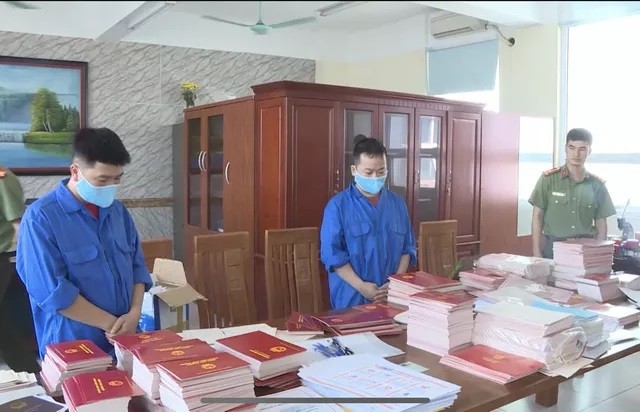 Bắt giam Phó hiệu trưởng nghi làm giả bằng tốt nghiệp THPT Hai đối tượng Dương Hữu Hưng và Dương Văn Lạng (áo xanh) cùng tang vật