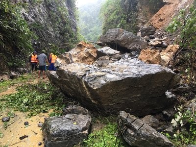 Núi sạt lở vùi lấp lán trại, 1 người chết 3 người mất tích trong rừng Phong Nha - Kẻ Bàng Núi sạt lở vùi lấp lán trại, 1 người chết 3 người mất tích trong rừng Phong Nha - Kẻ Bàng
