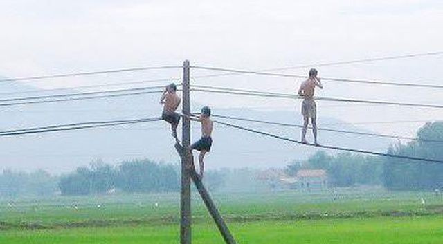 Đu dây điện để nhảy tắm ao, 2 cháu bé chết thương tâm 2 cháu bé tử vong do đu dây điện trong lúc tắm ao (Ảnh minh họa).