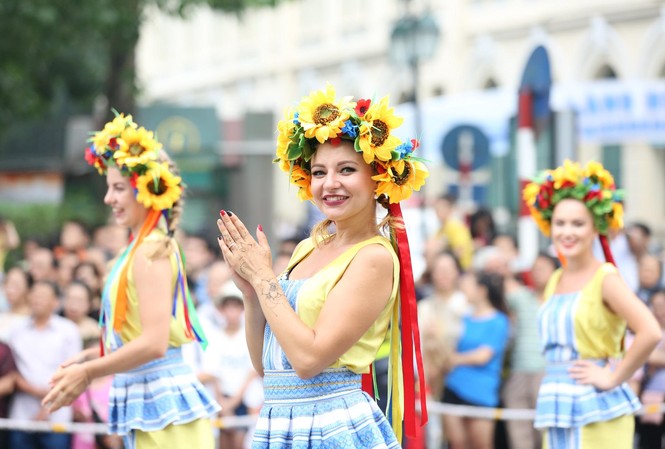 Rực rỡ Carnival đường phố Hà Nội kỷ niệm “20 năm Thành phố Vì hòa bình” Rực rỡ Carnival đường phố Hà Nội kỷ niệm “20 năm Thành phố Vì hòa bình”
