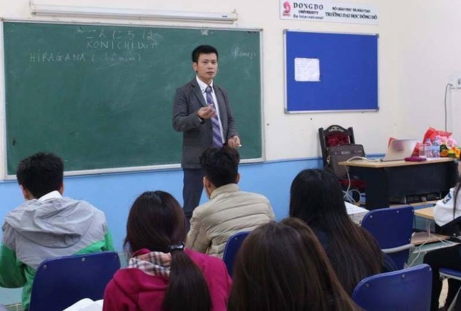 Chân dung Chủ tịch Hội đồng quản trị trường ĐH Đông Đô vừa bị truy nã Ông Trần Khắc Hùng được cho là đang giảng bài cho sinh viên trường ĐH Đông Đô