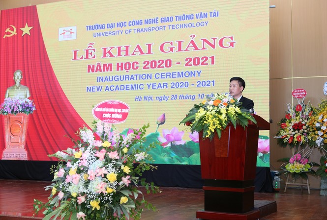 Lễ khai giảng năm học mới và ủng hộ đồng bào miền Trung của tân sinh viên Lễ khai giảng năm học mới và ủng hộ đồng bào miền Trung của tân sinh viên