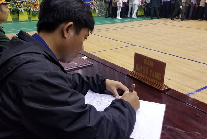 Những dòng sổ tang xúc động tại lễ viếng 22 liệt sĩ hy sinh ở Quảng Trị Người dự lễ viếng ghi sổ tang trong buổi tiễn đưa 22 liệt sĩ về nơi an nghỉ cuối cùng.