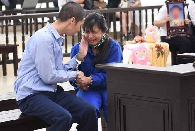 Tử hình bố dượng, phạt tù chung thân người mẹ bạo hành con đến chết Các bị cáo Tuấn và Lan Anh tại tòa.