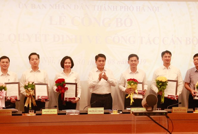 Giám đốc Sở Ngoại vụ làm Chánh văn phòng UBND thành phố Hà Nội Chủ tịch UBND thành phố Hà Nội Nguyễn Đức Chung trao quyết định về công tác cán bộ