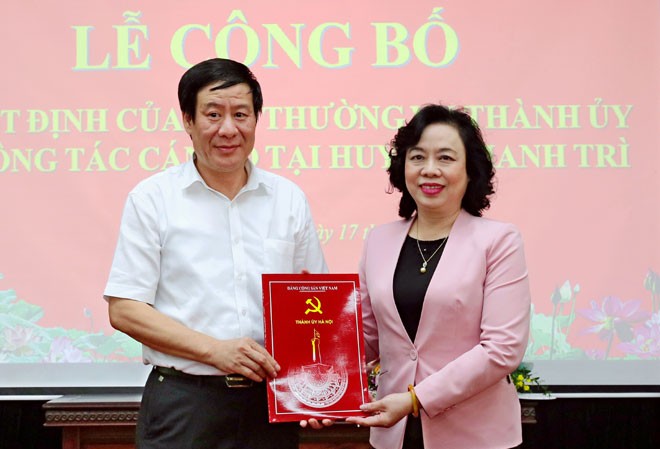 Ông Lê Tiến Nhật làm Bí thư Huyện ủy Thanh Trì Phó Bí thư Thường trực Thành ủy Ngô Thị Thanh Hằng trao quyết định cho ông Lê Tiến Nhật