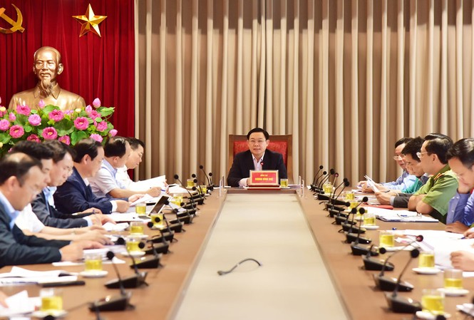 Bí thư Hà Nội nghe báo cáo 'thẳng, thật' việc người dân chặn bãi rác Nam Sơn Bí thư Thành ủy Hà Nội Vương Đình Huệ chủ trì cuộc họp Thường trực Thành ủy nghe báo cáo về tình hình người dân chặn xe chở rác vào bãi rác Nam Sơn. Ảnh: PV