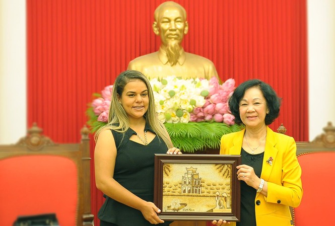 Tăng cường mối quan hệ tổ chức Đoàn thanh niên hai nước Việt Nam - Venezuela Bí thư T.Ư Đảng, Trưởng Ban Dân vận Trung ương Trương Thị Mai tặng quà lưu niệm Bí thư thứ nhất Đoàn Thanh niên, Thứ trưởng Bộ Văn hóa Venezuela Rodbexa Poleo.