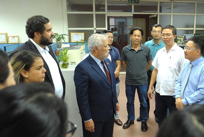 Đoàn đại biểu thanh niên Venezuela thăm báo Tiền Phong Đoàn đại biểu thanh niên Venezuela thăm báo Tiền Phong