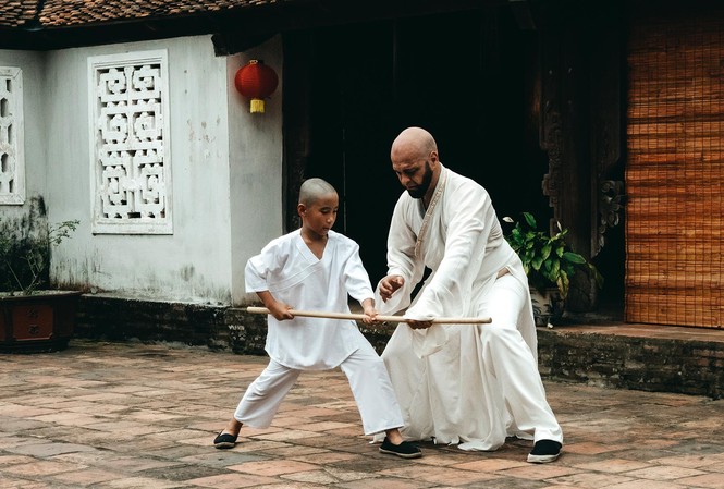 Võ sư Flores bất ngờ hóa sư trụ trì ở ngôi chùa cổ Võ sư Flores trong cảnh quay phim "Bỉ ngạn mãn tự viên"