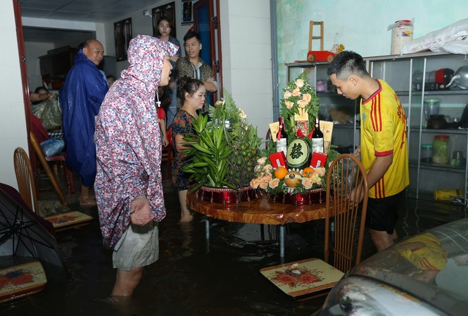 Đường ngập lụt, nhà trai dùng bể phao đẩy sính lễ ăn hỏi đến nhà gái Đường ngập lụt, nhà trai dùng bể phao đẩy sính lễ ăn hỏi đến nhà gái