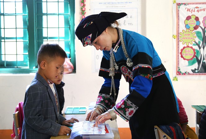Cô giáo dân tộc 'gieo chữ' trên vùng đất khát Cô giáo Lồ Thị Lan là một trong những giáo viên dân tộc thiểu số được tuyên dương trong chương trình Chia sẻ cùng thầy cô 2020. Ảnh: Lâm Đăng Hải