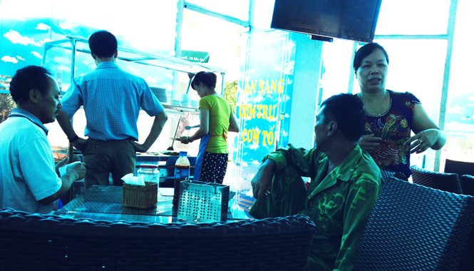 Vì sao thuê côn đồ chém giám đốc bệnh viện? Bệnh nhân phải trả 25 ngàn đồng/cốc trà líp-tông tại một nhà ăn “xã hội hóa” Bệnh viện Thanh Nhàn. Ảnh: Tuấn Minh