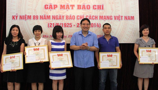 T.Ư Đoàn khen thưởng phóng viên T.Ư Đoàn khen thưởng phóng viên