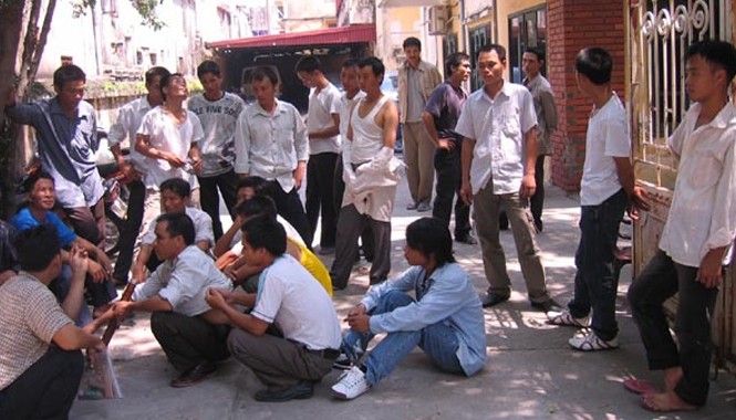 Doanh nghiệp xuất khẩu lao động đua nhau xin… “chết” Người lao động tụ tập đòi nợ tại một Cty XKLĐ ở Hà Nội. Ảnh: Phong Cầm