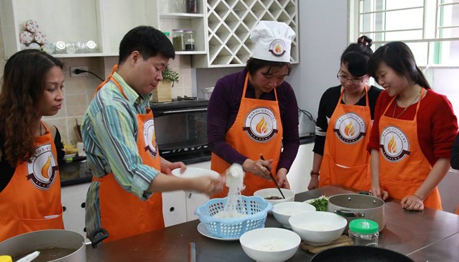 Học nghề lương cao, tại sao không? Học viên học nghề nấu ăn tại Học viện Ẩm thực Hà Nội. Ảnh: Thiên Thanh