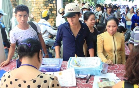 Cần Thơ: Sĩ tử không “mặn mà” với lò luyện thi Học sinh và phụ huynh đến đăng ký luyện thi cấp cấp tốc tại một ở trung tâm luyện thi ở TP Cần Thơ.
