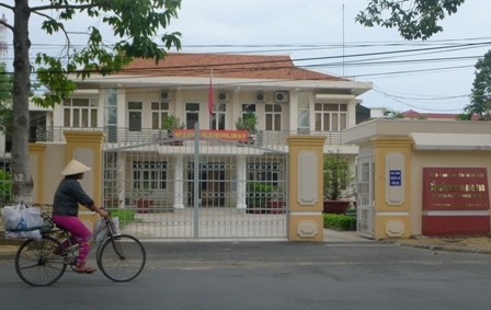30 bài thi Văn tốt nghiệp giống nhau một phần đáp án Hiện Sở GD-ĐT tỉnh Đồng Tháp đã chỉ đạo hội đồng chấm thi gửi báo cáo vụ việc và kiểm tra lại danh sách cán bộ coi thi tại các phòng thi có bài giống nhau ở một phần đáp án để có hình thức kỷ luật nếu có sai phạm xảy ra.