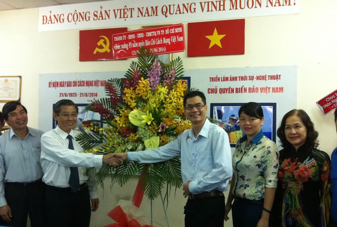 Lãnh đạo TPHCM thăm báo Tiền Phong Ông Hứa Ngọc Thuận, Ủy viên Ban Thường vụ Thành ủy, Phó chủ tịch UBND TPHCM tặng hoa cho đại diện báo Tiền Phong.