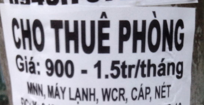 Cảnh báo chiêu lừa mới khi thuê phòng trọ "Hiện thông tin về việc cho thuê phòng này tiếp tục xuất hiện trên côt điện gần trường Đại học Nguyễn Tất Thành và được nhiều bạn sinh viên xé đi", bạn Trương Minh Phụng chia sẻ.