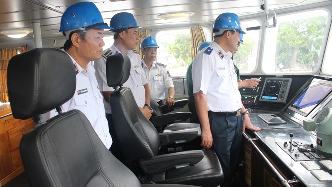 Cảnh sát biển Việt Nam có thêm tàu tuần tra cao tốc Lãnh đạo Cảnh sát biển Việt Nam tham quan tàu CSB 4035.