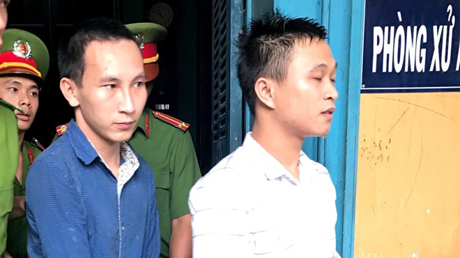 Cha mẹ vợ suýt mất của vì chàng ‘rể’ quý Hai bị cáo Được (trái sang) và Linh tại phiên tòa sáng ngày 21/10. Ảnh: Tân Châu