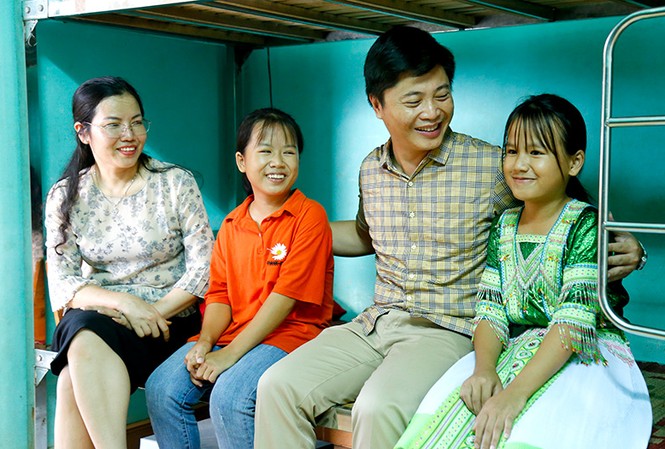 Thầy giáo đập tường rào nhà mình, xin đất làm sân chơi cho học sinh Thầy Lê Thành Tuyên, Hiệu trưởng trường Phổ thông dân tộc nội trú THCS Hàm Yên
và Ban Giám hiệu nhà trường thường xuyên chuyện trò chia sẻ với hai chị em người Mông,
Hoàng Thị Sinh, Hoàng Thị Hải Yến. Ảnh: Báo Tuyên Quang