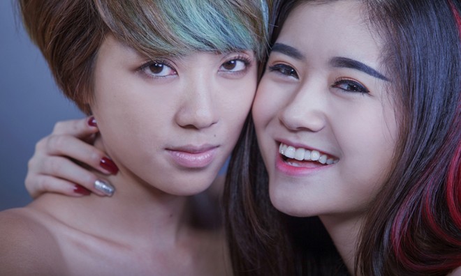 MC Yumi Dương gây sốc với cảnh yêu đương đồng giới Yumi Dương và bạn diễn Uyên Như trong MV 'Nhắm mắt'.