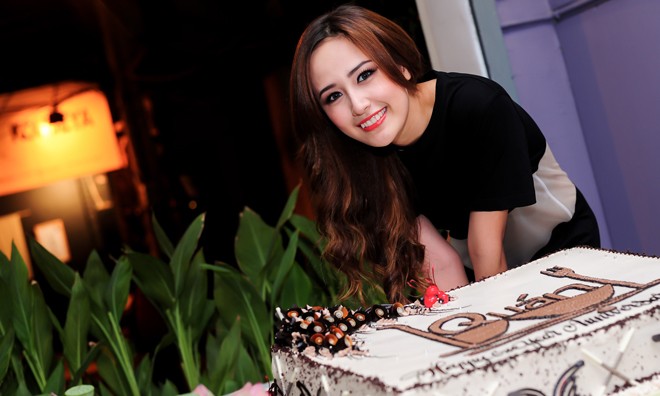 Mai Phương Thúy kỷ niệm 1 năm mở nhà hàng Mai Phương Thúy mở tiệc chúc mừng nhà hàng tròn 1 năm làm ăn kinh doanh suôn sẻ.