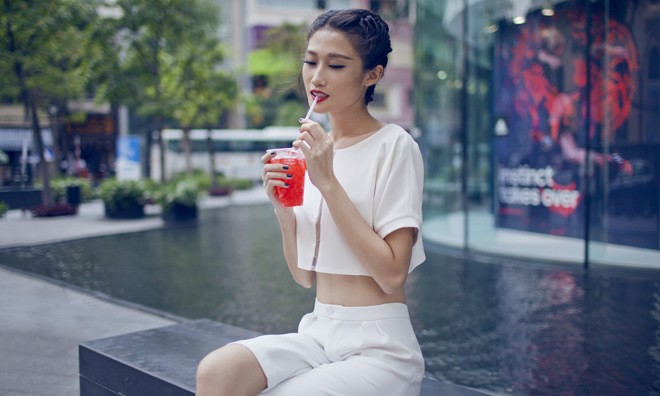 Kha Mỹ Vân chân dài, eo thon quyến rũ dạo phố Kha Mỹ Vân bất ngờ dịu dàng và nữ tính, khoe vòng eo thon 'con kiến'.