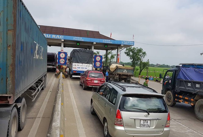 Đề nghị miễn phí qua trạm cầu Rác cho người dân địa phương Người dân dùng xe dán logo dàn hàng phản đối việc thu phí tại Trạm thu phí cầu Rác.