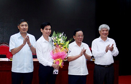 Ban Bí thư Trung ương Đảng chuẩn y nhân sự mới Thường trực Tỉnh ủy Sơn La chúc mừng đồng chí Hoàng Quốc Khánh.