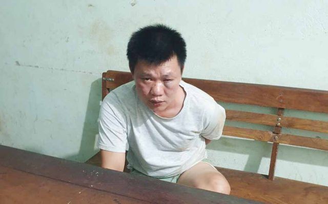 Bắt nghi can sàm sỡ cô gái tại hội chợ và đâm cảnh sát bị thương Đối tượng tại cơ quan công an (Ảnh: V.N)