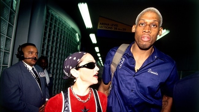 Madonna 'làm chuyện ấy' với cầu thủ trên máy bay, trả 20 triệu USD nếu mang bầu Madonna và Dennis Rodman quen nhau đầu những năm 1990.