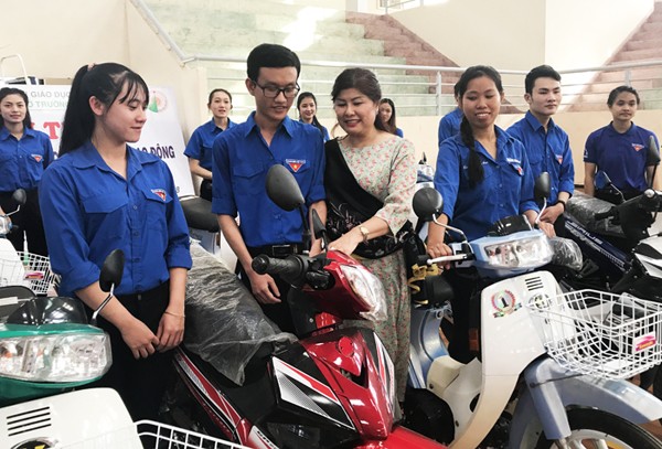 Cựu sinh viên Đà Lạt tặng 20 xe máy cho sinh viên nghèo Chị Lan tặng xe máy cho SV Đại học Đà Lạt
