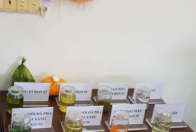 Vụ đại gia Trịnh Sướng bị khởi tố: Sử dụng bột màu pha chế xăng giả Mẫu xăng giả được công bố tại buổi họp báo