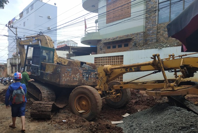 Trung tá công an bị xe cán tử vong khi đi kiểm tra ống nước vỡ Hiện trường vụ tai nạn