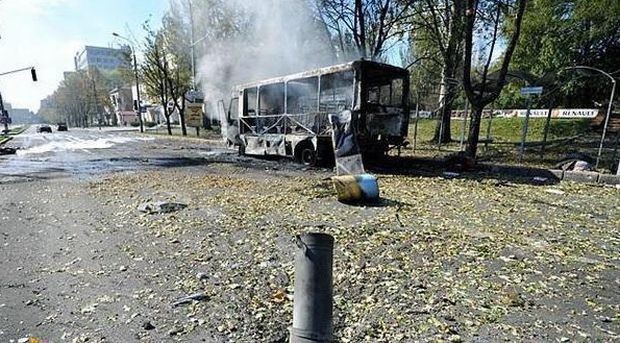 Ukraine: Pháo kích trúng xe bus, hơn 20 người thương vong Hiện trường vụ pháo kích