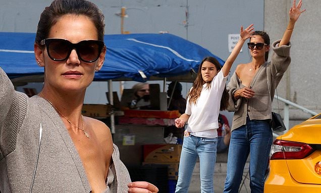 Katie Holmes mặc áo cardigan lệch vai, lộ nội y và ngực chảy xệ Katie Holmes mặc áo cardigan lệch vai, lộ nội y và ngực chảy xệ