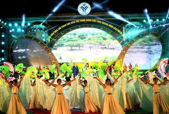 Rực rỡ sắc màu các dân tộc vùng Đông Bắc tỉnh Quảng Ninh Rực rỡ sắc màu các dân tộc vùng Đông Bắc tỉnh Quảng Ninh