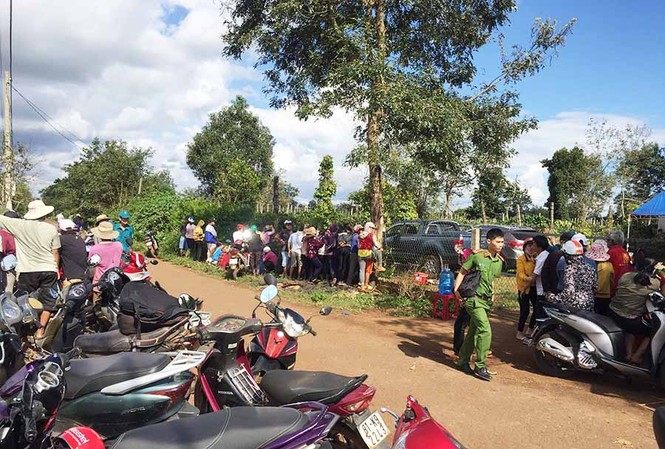 Phát hiện cặp vợ chồng chết thảm trong nhà riêng Người dân thôn 2 (xã Chư Á) tập trung ở nhà của ông Năm nơi xảy ra án mạng