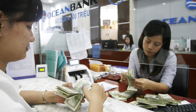 Ngân hàng đua nhau thu hút kiều hối Dòng kiều hối đang chảy về các ngân hàng. Ảnh: N.C.