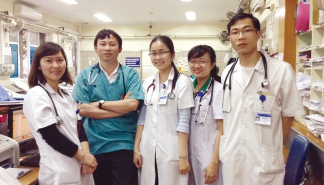 TS Hải (thứ 2 từ trái sang) và các bác sĩ nội trú A9 BV Bạch Mai.