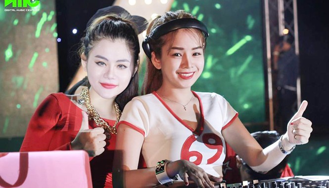Góc khuất nghề DJ: Đằng sau cơn sốt ảo DJ nữ ngoài tài năng âm nhạc có thể phô diễn vẻ đẹp hình thể của bản thân, được đấng mày râu ưu ái hơn (Trong ảnh: DJ Hồng Phấn và DJ Tiểu My).
