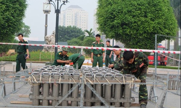 Công bố kế hoạch bắn pháo hoa Tết Nguyên đán Các chiến sĩ lắp nối thiết bị bắn pháo hoa. Ảnh: Tri Thức trẻ.