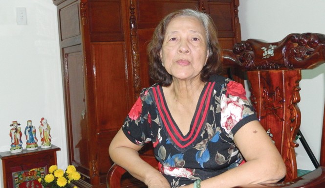 Mãi cồn cào những con sóng Hoàng Sa Bà Huỳnh Thị Sinh, vợ ông Ngụy Văn Thà, hạm trưởng chiến hạm Nhật Tảo trong căn hộ mới.