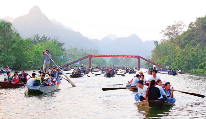 Chùa Hương chuyển mình cùng hội nhập Về với Chùa Hương là về với phong cảnh thiên nhiên kỳ vĩ, sơn thủy hữu tình… Ảnh: Như Ý.